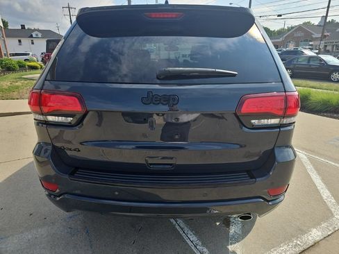 Used 2018 Jeep Grand Cherokee Altitude AWD/4WD image 11