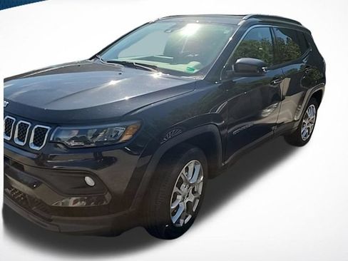Used 2023 Jeep Compass Latitude w/ Sun and Sound Group AWD/4WD image 1