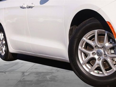 Used 2024 Chrysler Pacifica Touring-L image 3