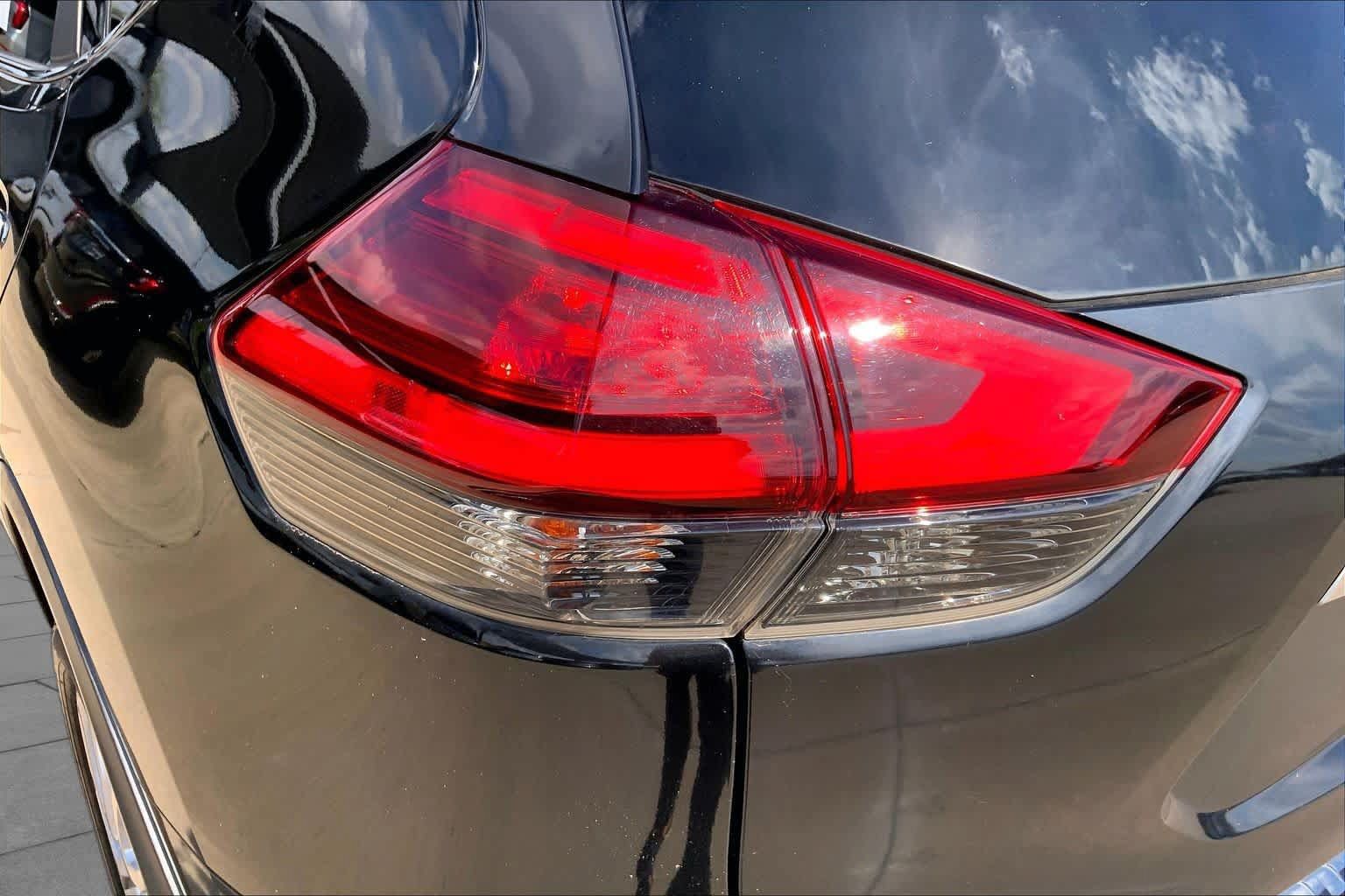 Used 2017 Nissan Rogue SV FWD image 27