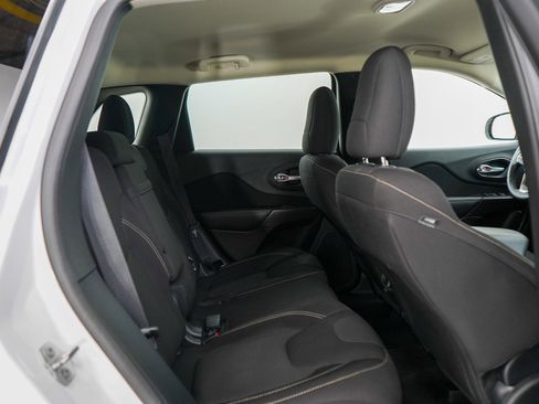 Used 2016 Jeep Cherokee Latitude AWD/4WD image 12