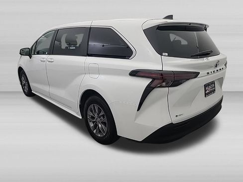 Used 2026 Toyota Sienna LE FWD image 7