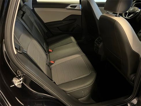 Certified 2025 Volkswagen Taos SE image 12