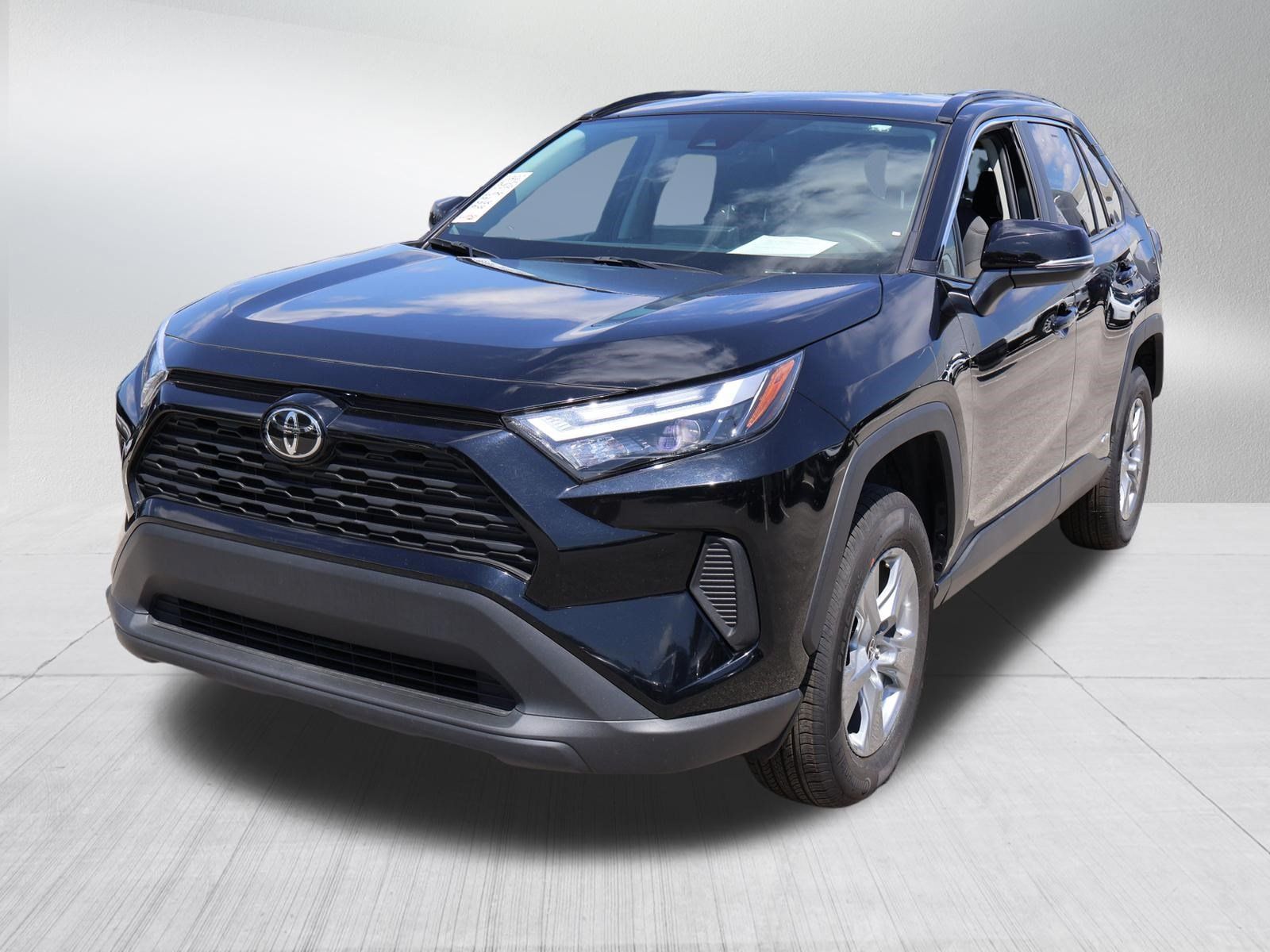 Used 2025 Toyota RAV4 XLE AWD/4WD image 3