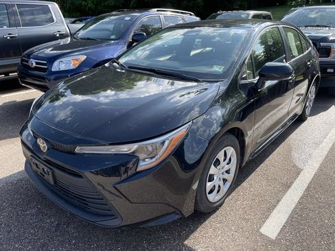 Used 2023 Toyota Corolla LE FWD image 2