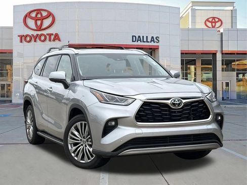 Used 2023 Toyota Highlander Platinum FWD image 1