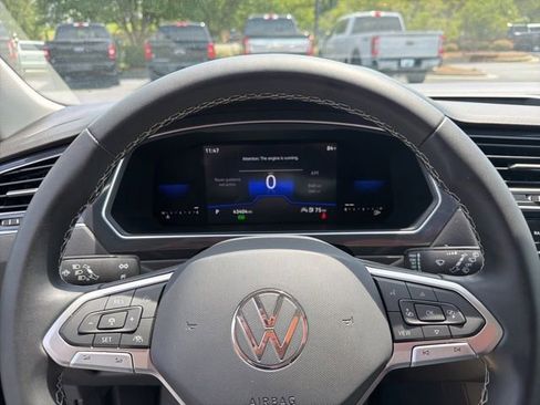 Used 2022 Volkswagen Tiguan SE FWD image 3