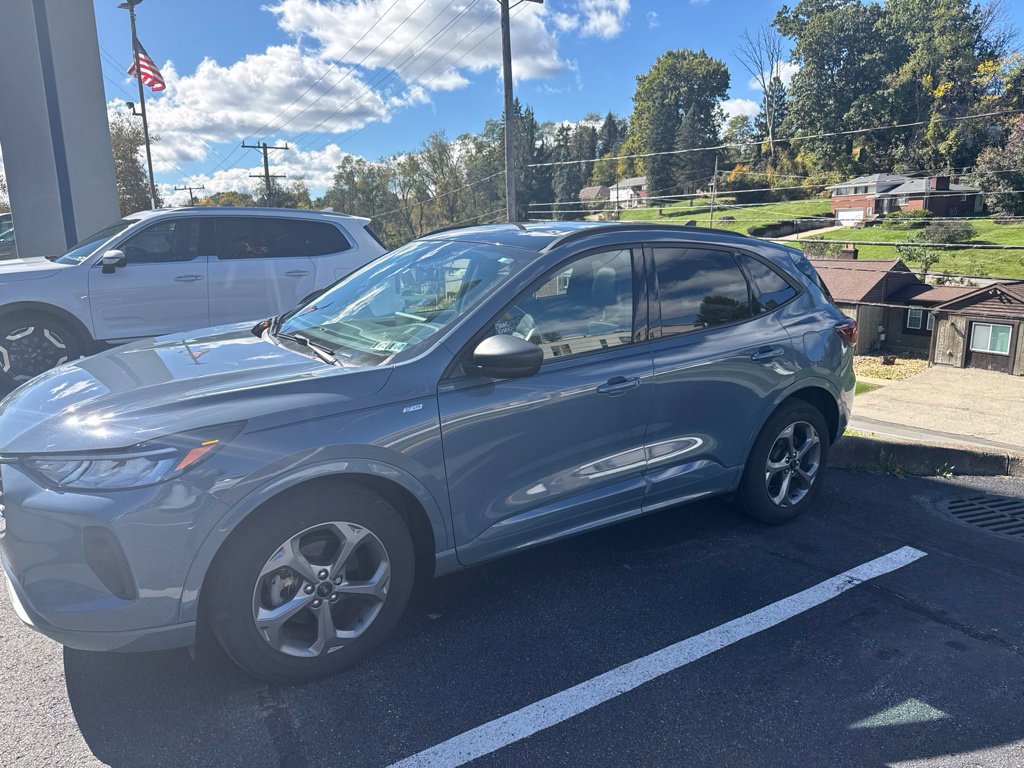 Used 2023 Ford Escape ST-Line w/ Tech Pack #1 AWD/4WD image 2