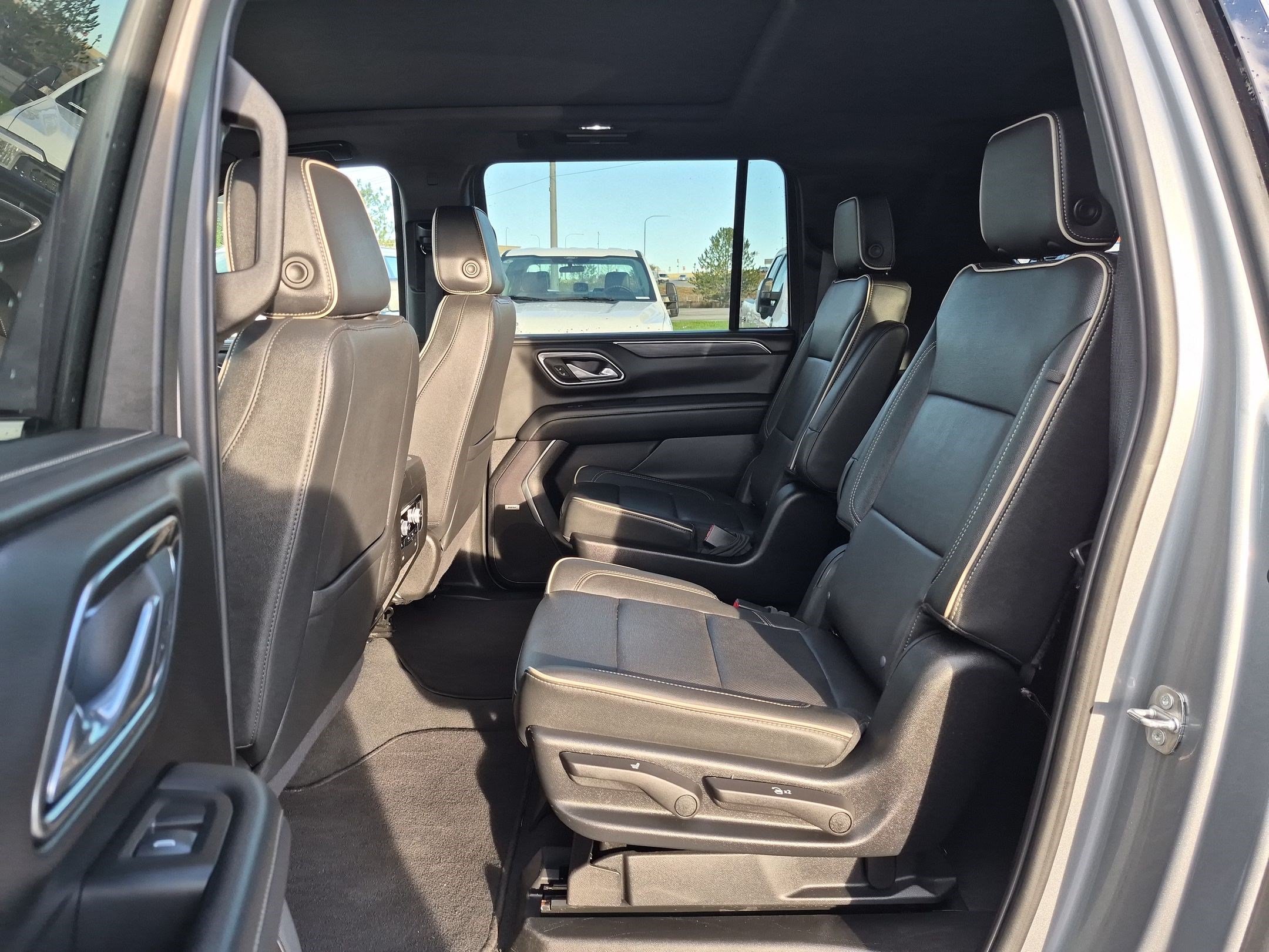 Used 2024 GMC Yukon XL SLT w/ SLT Luxury Package AWD/4WD image 30