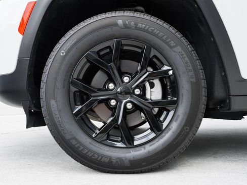 Used 2025 Jeep Grand Cherokee Altitude RWD image 15