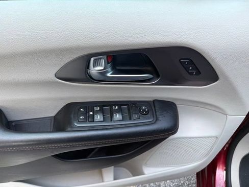 Used 2020 Chrysler Pacifica Touring-L Plus FWD image 27