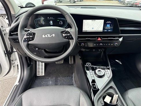 Certified 2025 Kia Niro SX Touring image 18