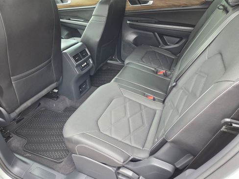 Used 2024 Volkswagen Atlas SE w/ Panoramic Sunroof Package FWD image 13