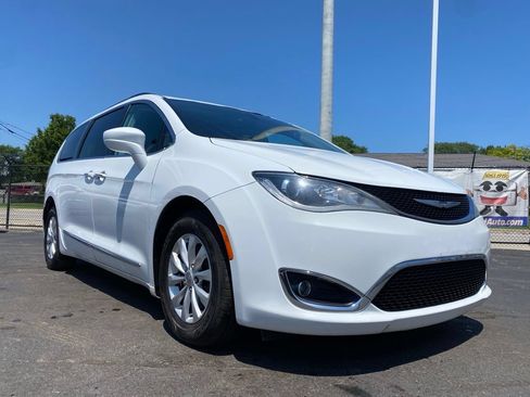 Used 2017 Chrysler Pacifica Touring-L w/ Safetytec Group FWD image 30