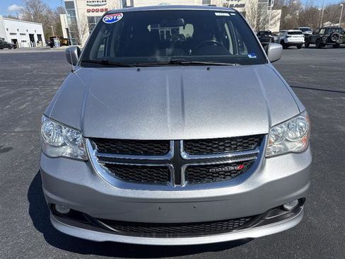 Used 2019 Dodge Grand Caravan SXT image 2
