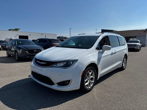 Used 2019 Chrysler Pacifica Touring-L FWD image 1