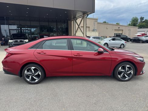 Used 2023 Hyundai Elantra Limited FWD image 4