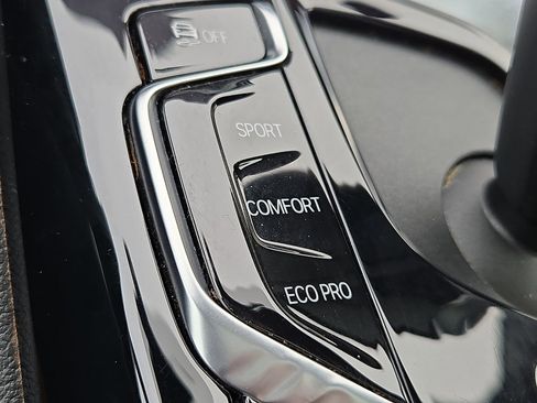 Used 2023 BMW 540i xDrive w/ Convenience Package image 25