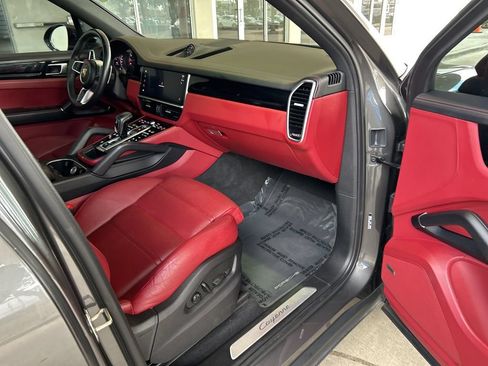 Used 2022 Porsche Cayenne w/ Premium Package Plus AWD/4WD image 22