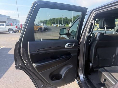 Used 2018 Jeep Grand Cherokee Altitude AWD/4WD image 29