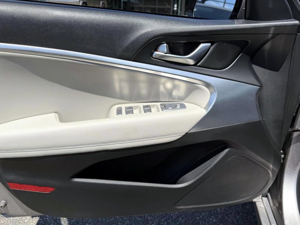 Certified 2025 Genesis G70 2.5T AWD/4WD image 17