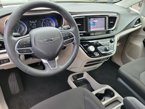 Used 2023 Chrysler Voyager LX FWD image 2