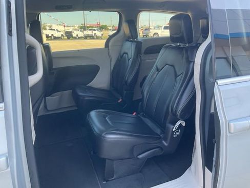 Used 2023 Chrysler Pacifica Touring-L FWD image 25