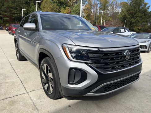 Used 2024 Volkswagen Atlas Cross Sport SE image 42