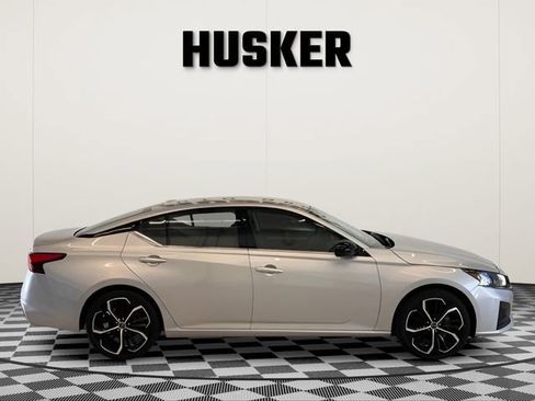 Used 2025 Nissan Altima 2.5 SR FWD image 2