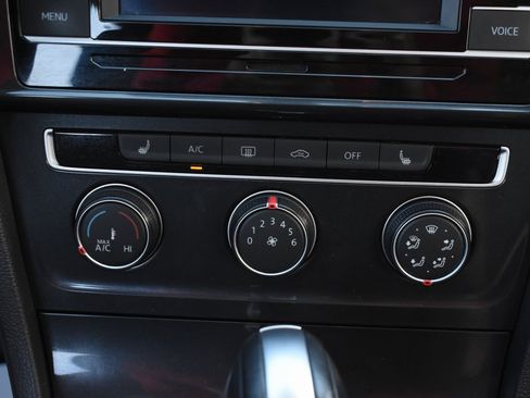 Used 2021 Volkswagen Golf 4-Door image 37