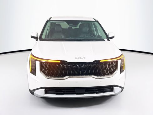 Used 2025 Kia Carnival FWD image 2