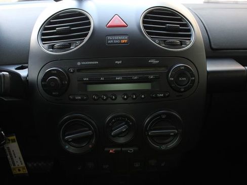 Used 2009 Volkswagen Beetle S image 15