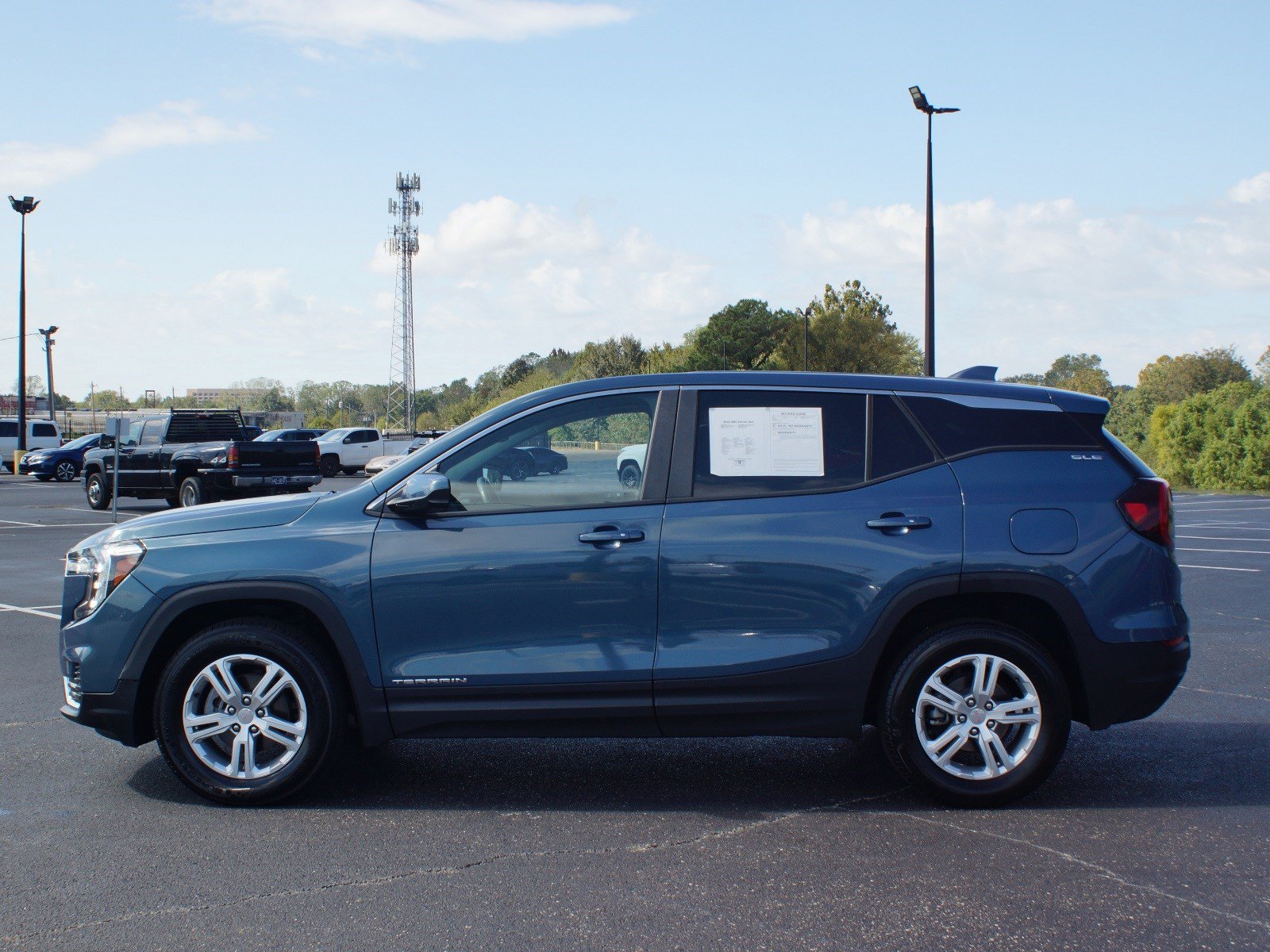 Used 2024 GMC Terrain SLE AWD/4WD image 11