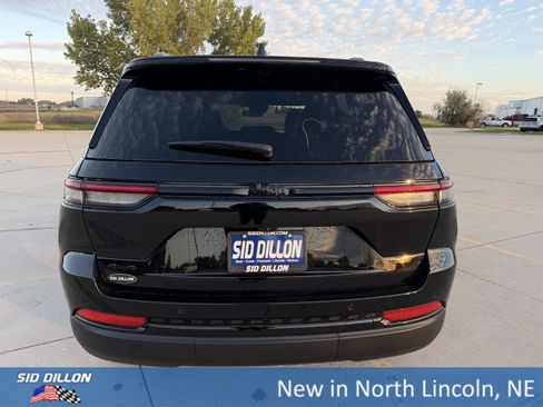 New 2025 Jeep Grand Cherokee Altitude image 4