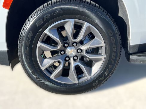 Certified 2023 Chevrolet Suburban LT w/ LT Signature Plus Package image 11