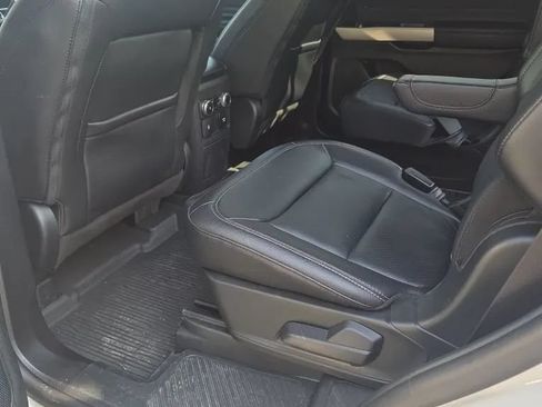 Used 2023 Ford Explorer Limited w/ Limited Technology Package AWD/4WD image 10