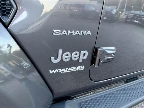 Used 2022 Jeep Wrangler Unlimited Sahara w/ LED Lighting Group AWD/4WD image 10