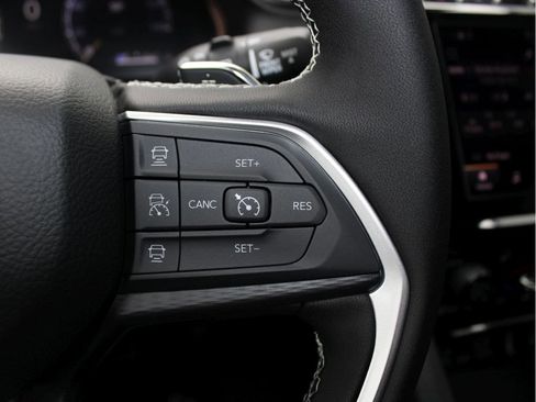 New 2025 Jeep Grand Cherokee Laredo X w/ Luxury Tech Group I image 15