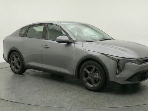 Used 2025 Kia K4 LXS image 1