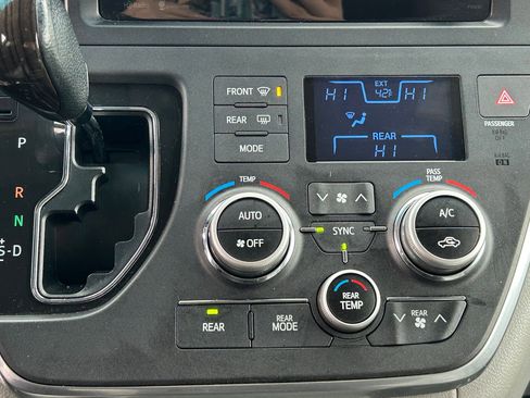 Used 2015 Toyota Sienna XLE image 20