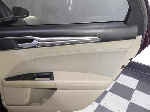 Used 2018 Ford Fusion SE w/ Fusion SE Technology Package FWD image 25