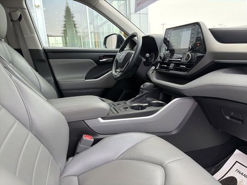 Certified 2022 Toyota Highlander XLE image 31