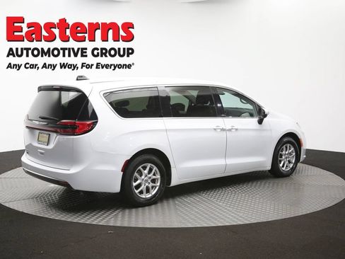 Used 2023 Chrysler Pacifica Touring-L FWD image 43