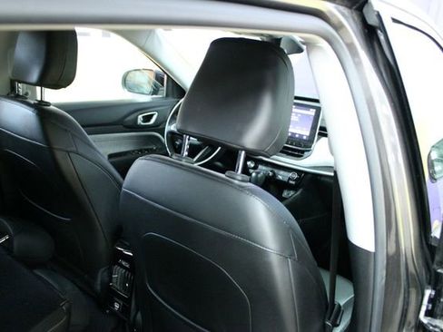 Used 2022 Jeep Compass Latitude image 10