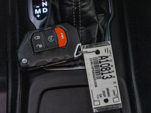 Used 2024 Jeep Wrangler Unlimited Sahara AWD/4WD image 29