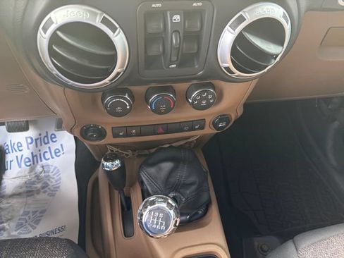 Used 2013 Jeep Wrangler Unlimited Rubicon w/ Connectivity Group AWD/4WD image 20