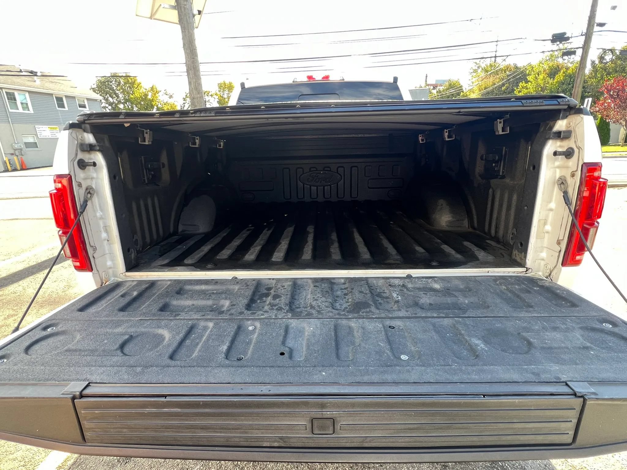 Used 2015 Ford F150 Platinum w/ Equipment Group 701A Luxury AWD/4WD image 9