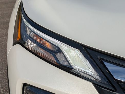 Certified 2025 Nissan Rogue SL image 10