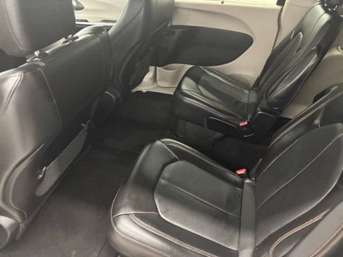 Used 2020 Chrysler Pacifica Touring-L FWD image 12