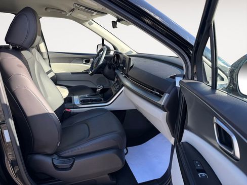 Used 2023 Kia Carnival LX image 27